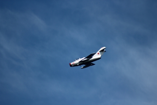 翱翔在蓝天中的歼击战斗机