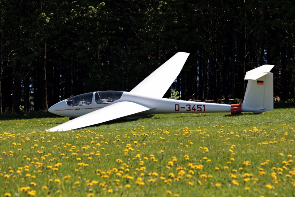 户外阳光草地上停放实体模型飞机外观