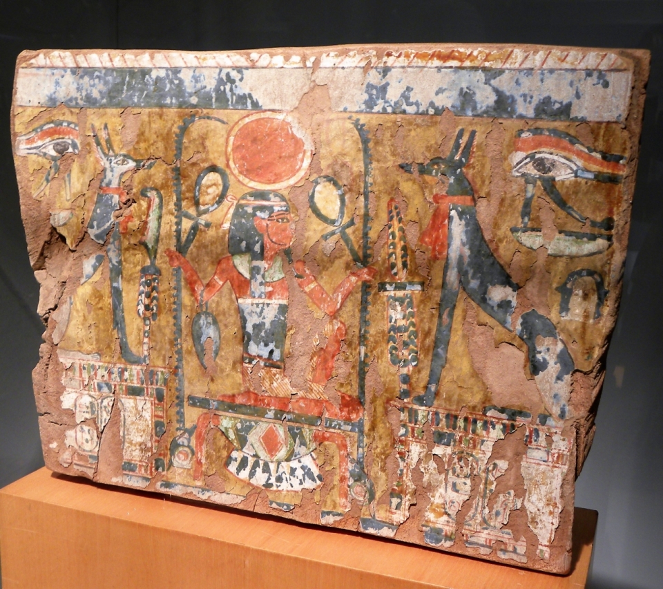 纯色背景前展示柜上埃及神秘石板