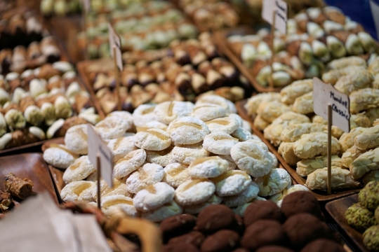 摊位前香气四溢精致美食特写