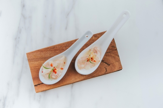 大理石木板勺子中泡菜美食