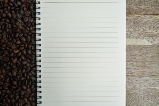 右侧空白而左侧布满咖啡豆的笔记本