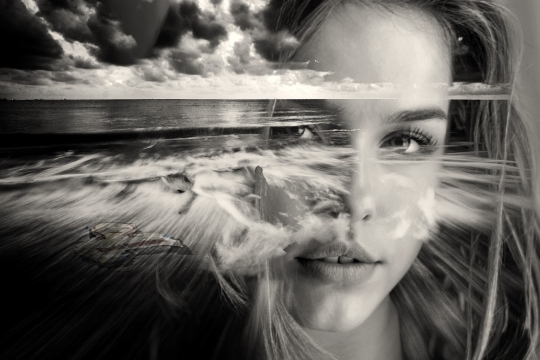 黑白二重曝光长发美女大海风光