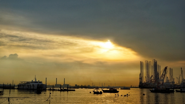 清晨阳光散落的静谧海湾