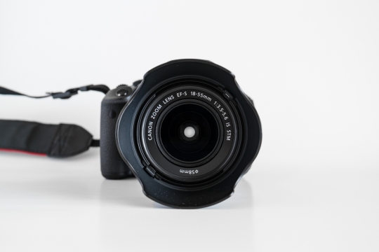 微距摄影_白色背景上黑色相机镜头特写