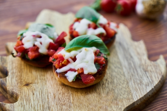 木头桌子上水果沙拉美食
