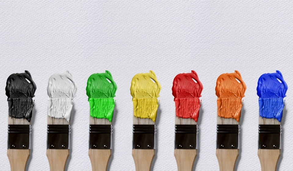 白色纸木制刷子蘸彩色绘画颜料