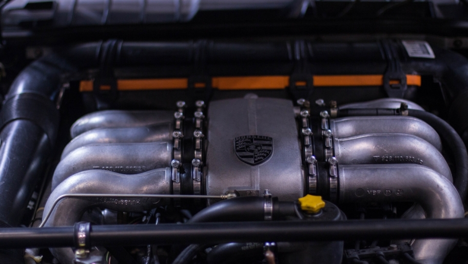 跑车引擎盖八缸发动机特写展示