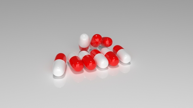 摄影基础_室内桌面白色红色胶囊药物