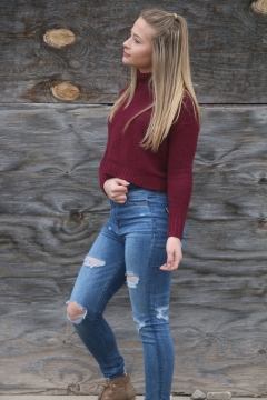 街道穿毛衣牛仔裤长发时尚女性街拍