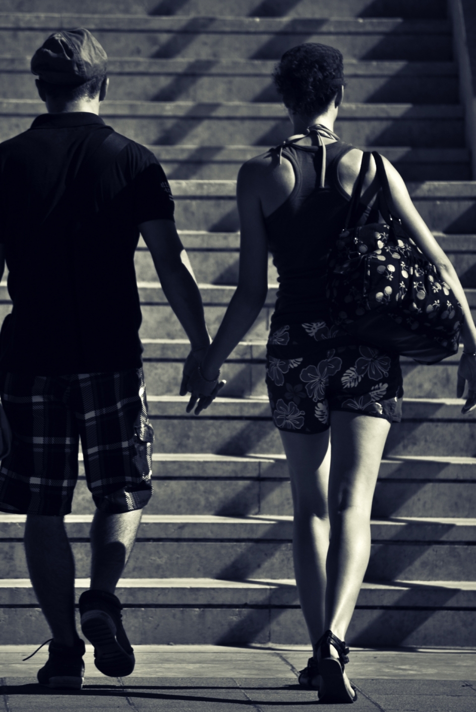 外国情侣牵手散步走上台阶情侣背景写真