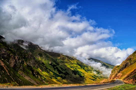 户外深山公路弥漫白色云雾风光