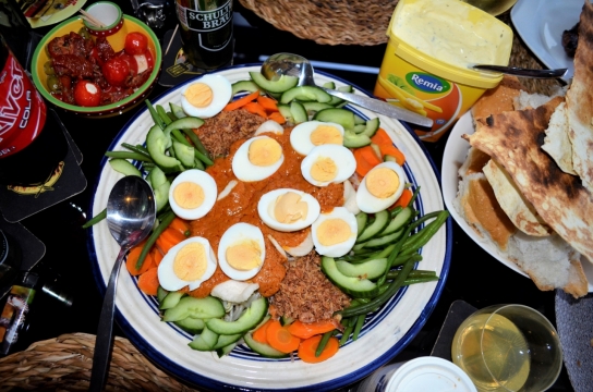 室内桌面美味丰盛营养蔬菜沙拉早餐