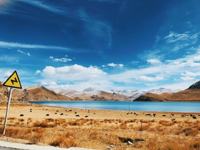 蔚蓝的天空清新自然风景图片