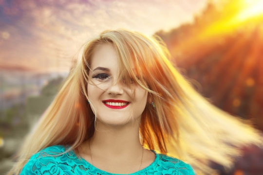 傍晚户外唯美逆光前金色长发女性