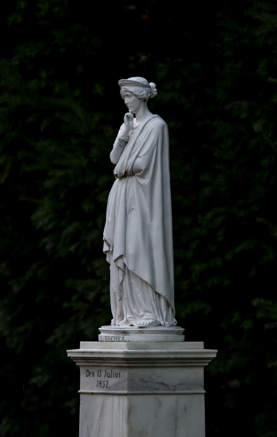 自然森林公园古老白色石质女性雕像