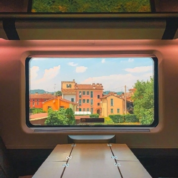 车窗外的优美风景写真图片