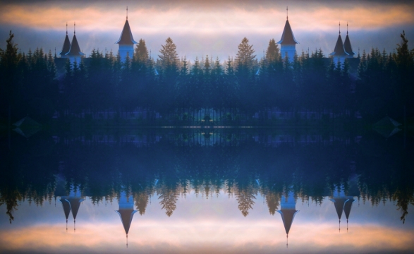 傍晚日落城市建筑树木倒映湖面