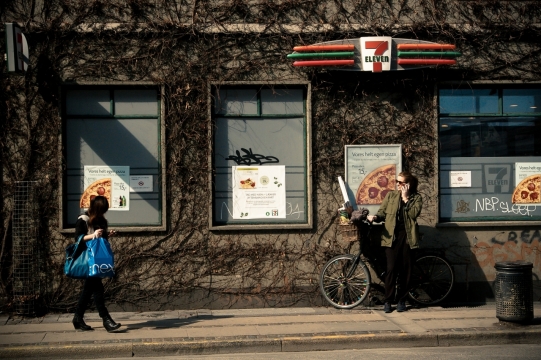 街边商店窗台旁行人街拍风景