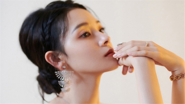 性感美女陈瑶仙气飘飘然桌面壁纸