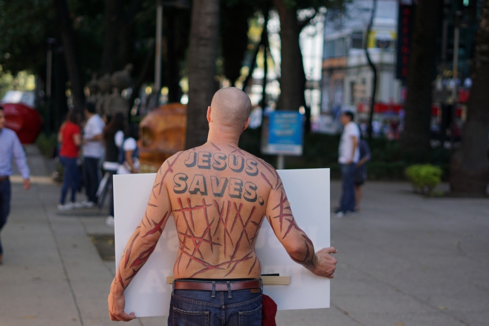 城市街道后背艺术纹身男性