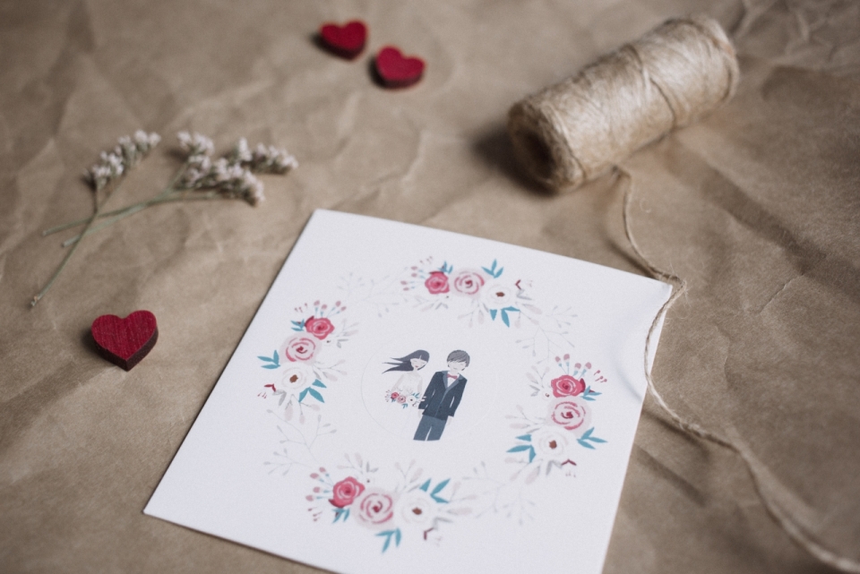 花纹纸上结婚夫妻和红色爱心浪漫
