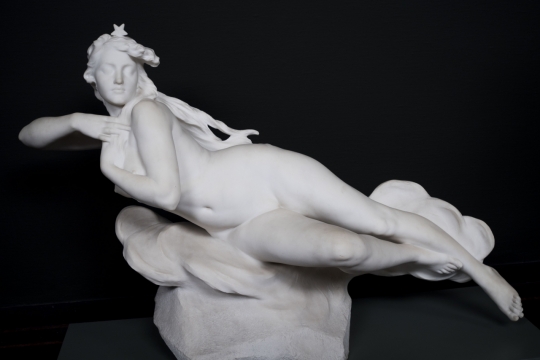 黑色背景白色艺术石质女性塑像