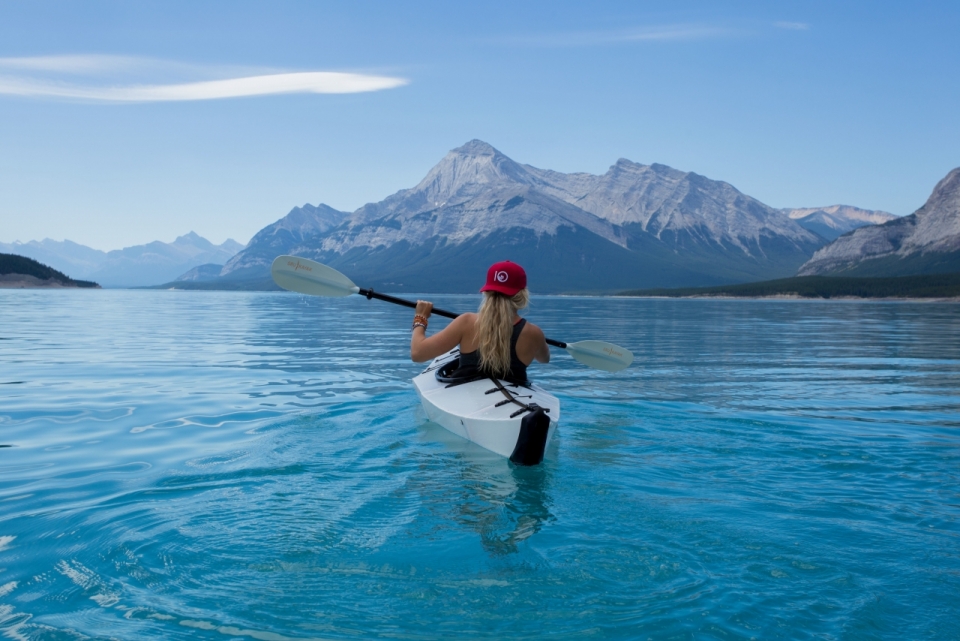 作品简介 戴着红帽子的美女在碧蓝色的水中悠闲自然的划船