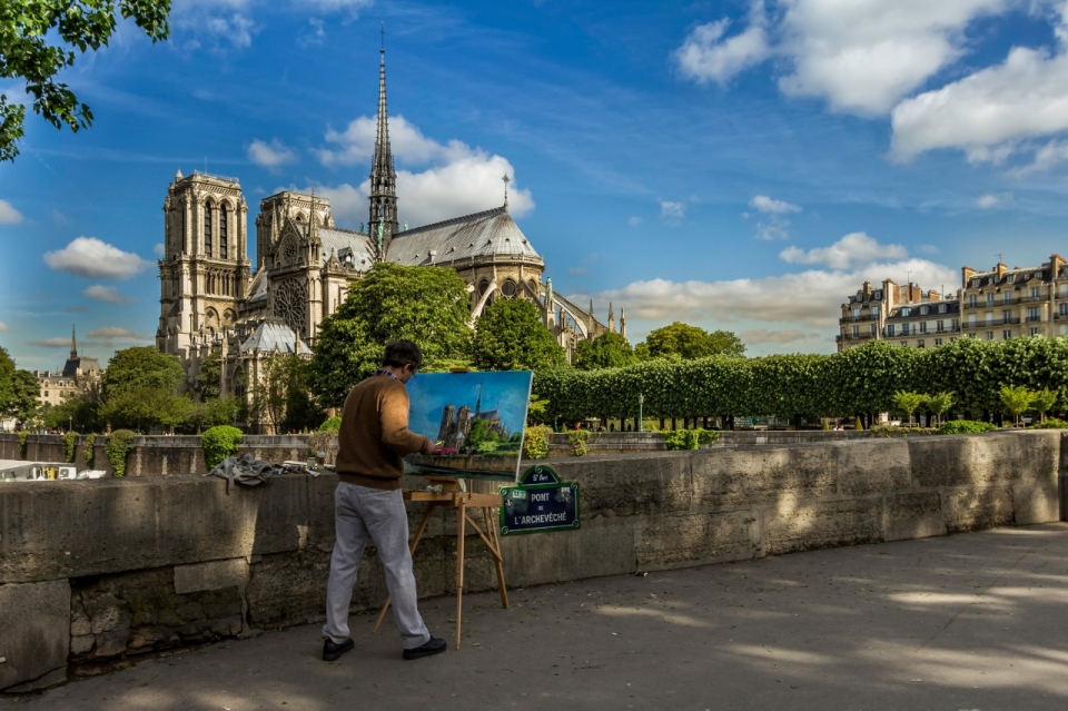 街头画家绘制欧洲古典城市建筑外景