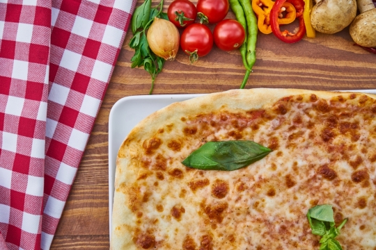 桌子上精美布局的晚餐微距摄影