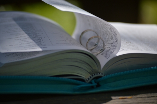 简约木桌放置翻开书本摆拍