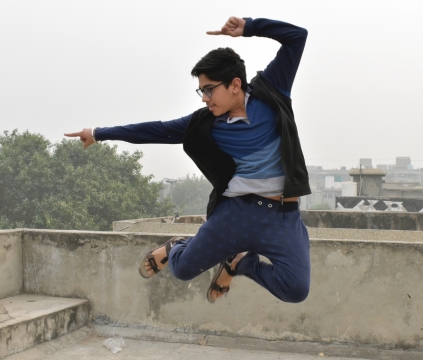 阳台上高高跳起摆出奇特姿势的男人