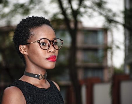 城市中黑色短发的时尚戴眼睛黑人女性