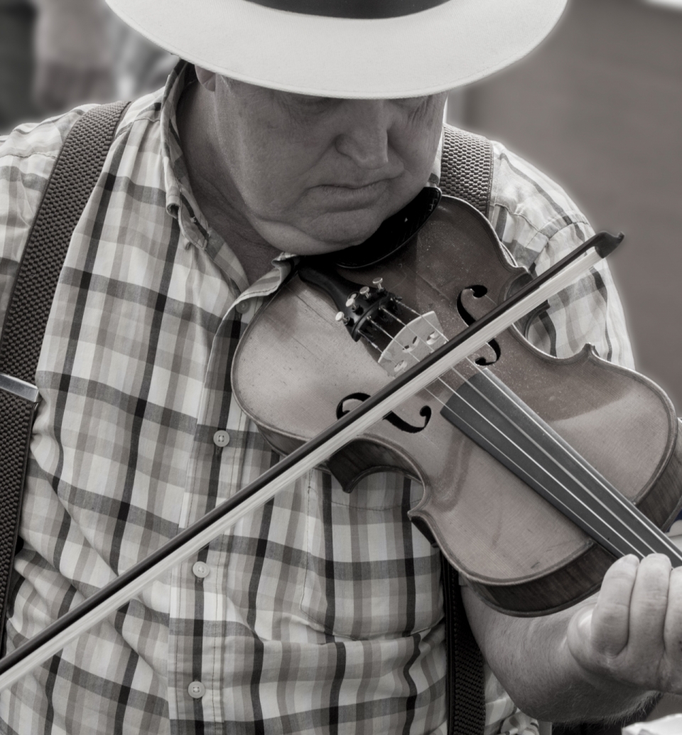 正在演奏小提琴的老人黑白摄影