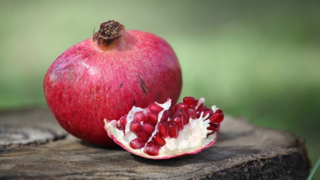 酸甜的石榴无水印电脑桌面高清壁纸图片