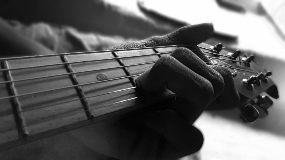 弹吉他的人手部琴弦弦端黑白摄影