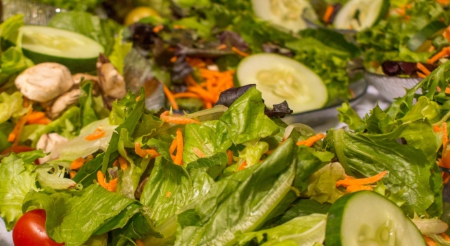 餐厅厨房烹制绿色蔬菜沙拉美食