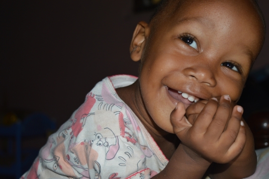 室内黑人女孩快乐笑容肖像