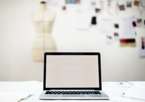 服装公司室内办公桌上笔记本电脑