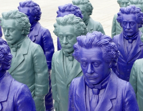 城市街道彩色艺术爱因斯坦塑像