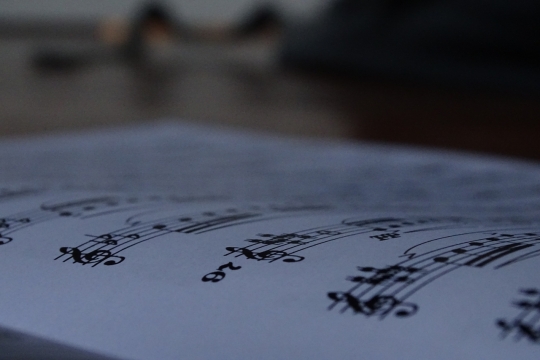 桌面纸张上的乐谱音符符号