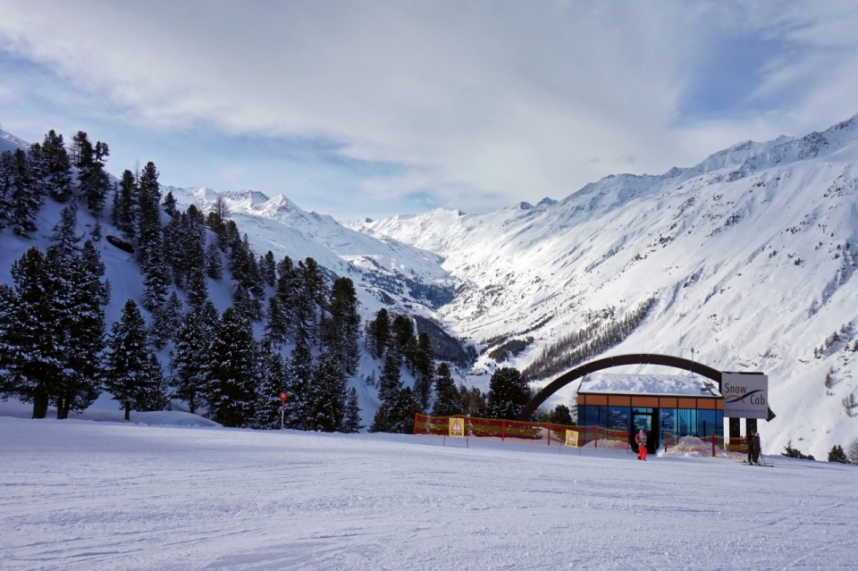 雪山树林滑雪场建筑风光美景