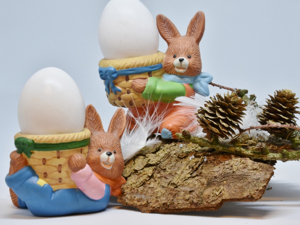 白色桌面抱着蛋兔子玩具模型