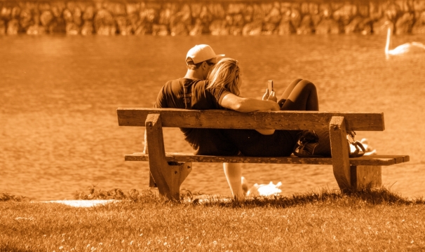 湖边座椅相拥情侣人物街拍