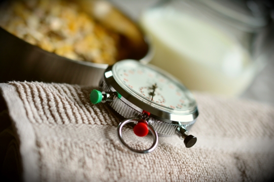 室内桌面毛巾上银色金属秒表