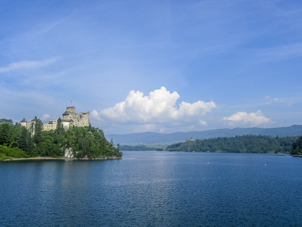 蓝天白云美丽的湖边城堡建筑的摄影