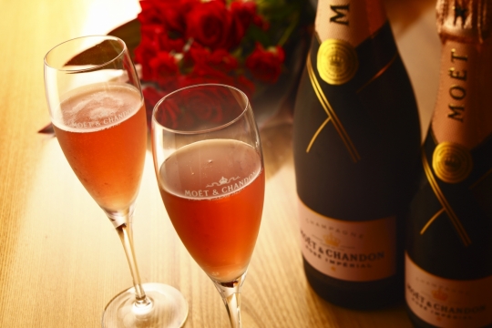 高脚杯盛放精致美酒摆拍