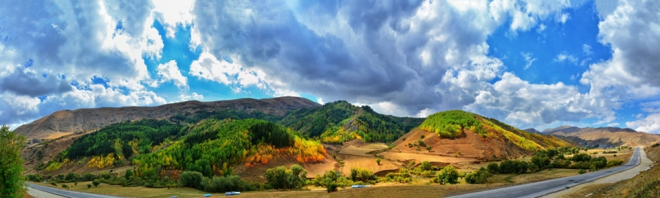 大自然绿色山坡河流全景美图