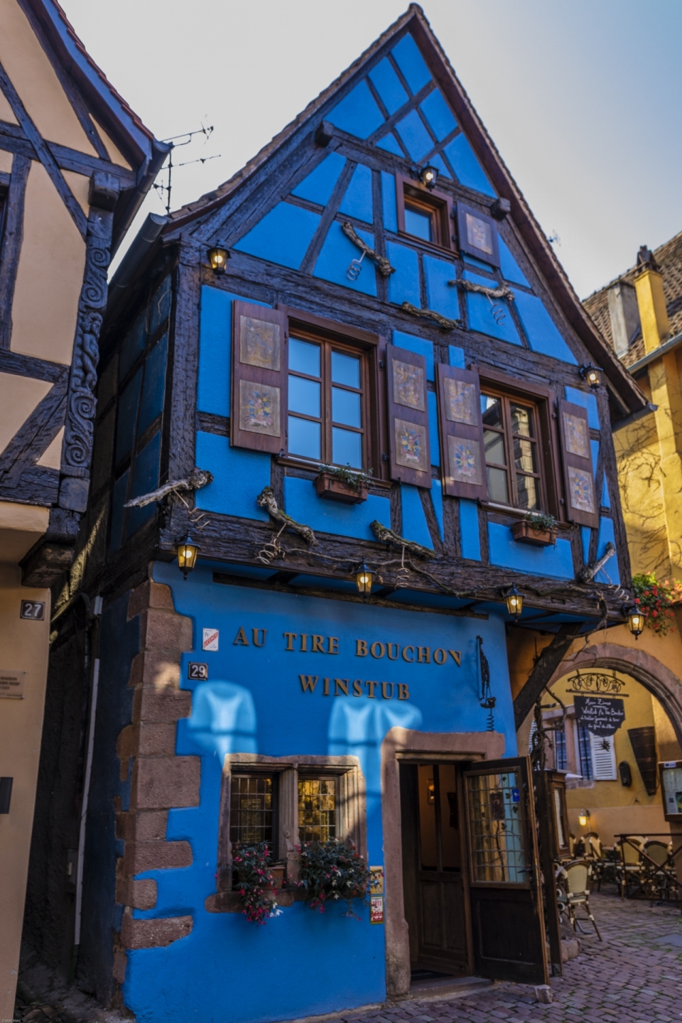 法国城市街道中世纪彩色建筑