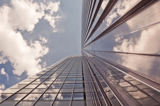 仰拍天空云彩高楼大厦玻璃墙壁